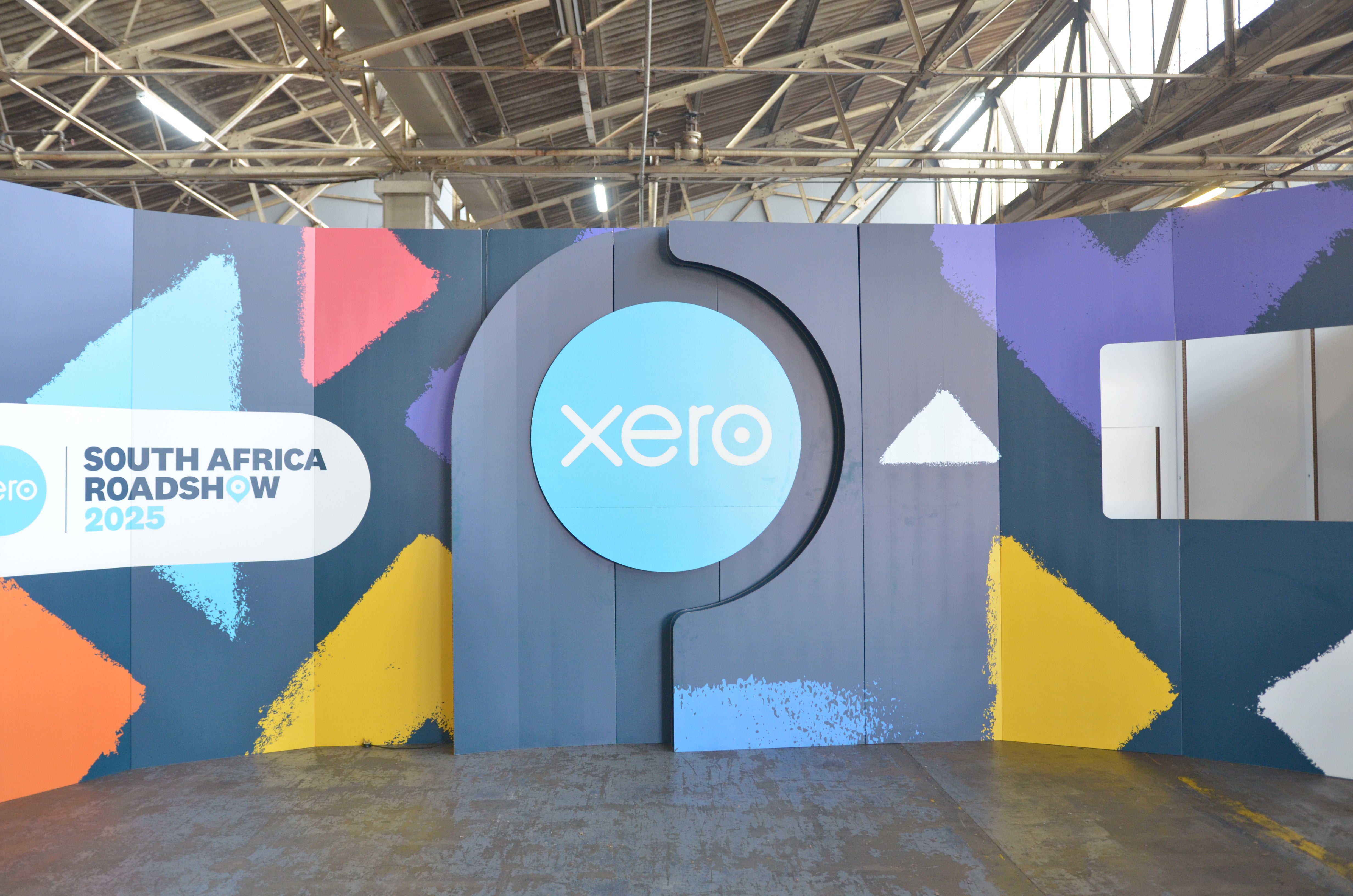 Walthers DBS XERO Roadshow Stage Walls