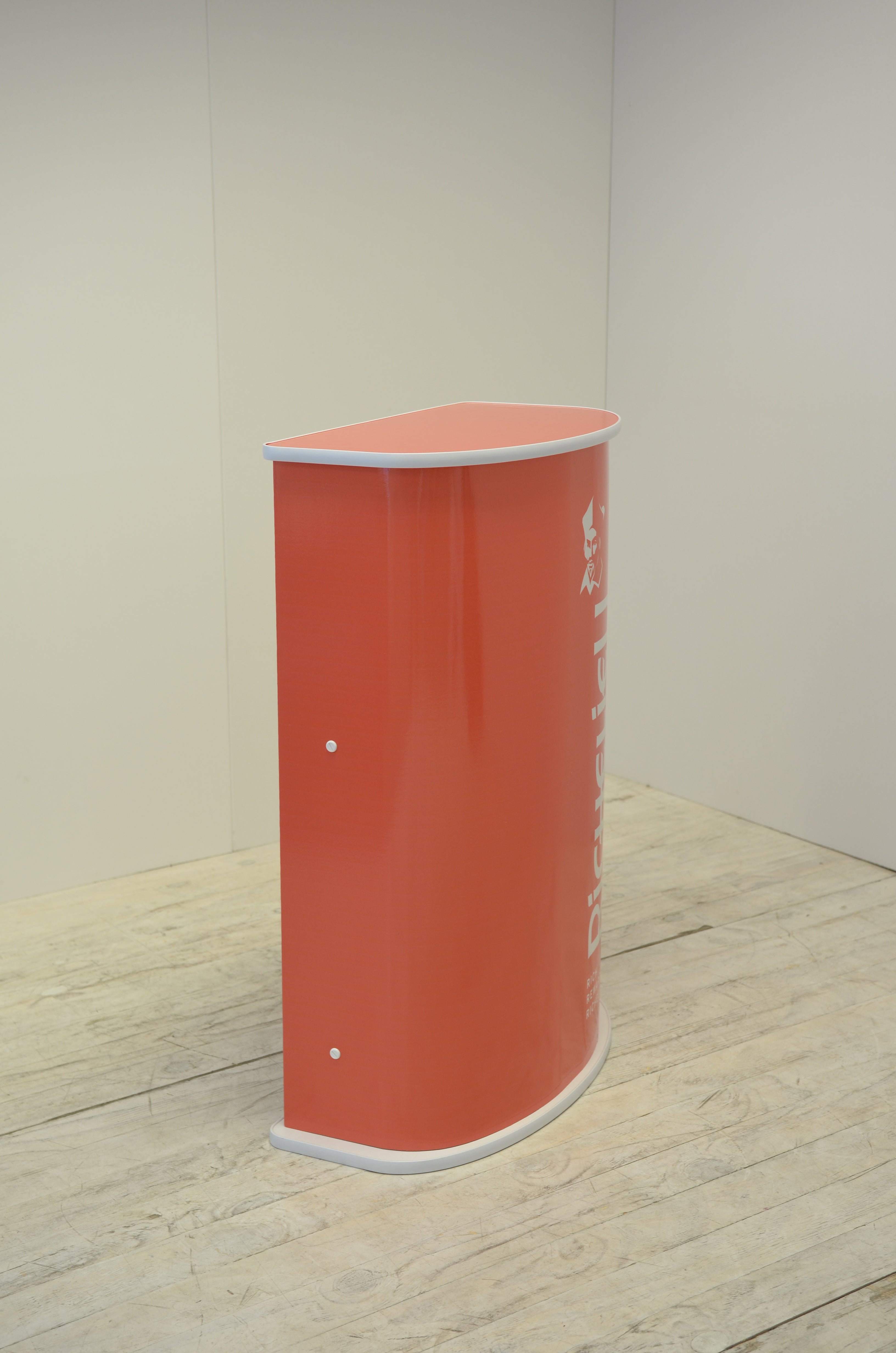 Richelieu Curved Table