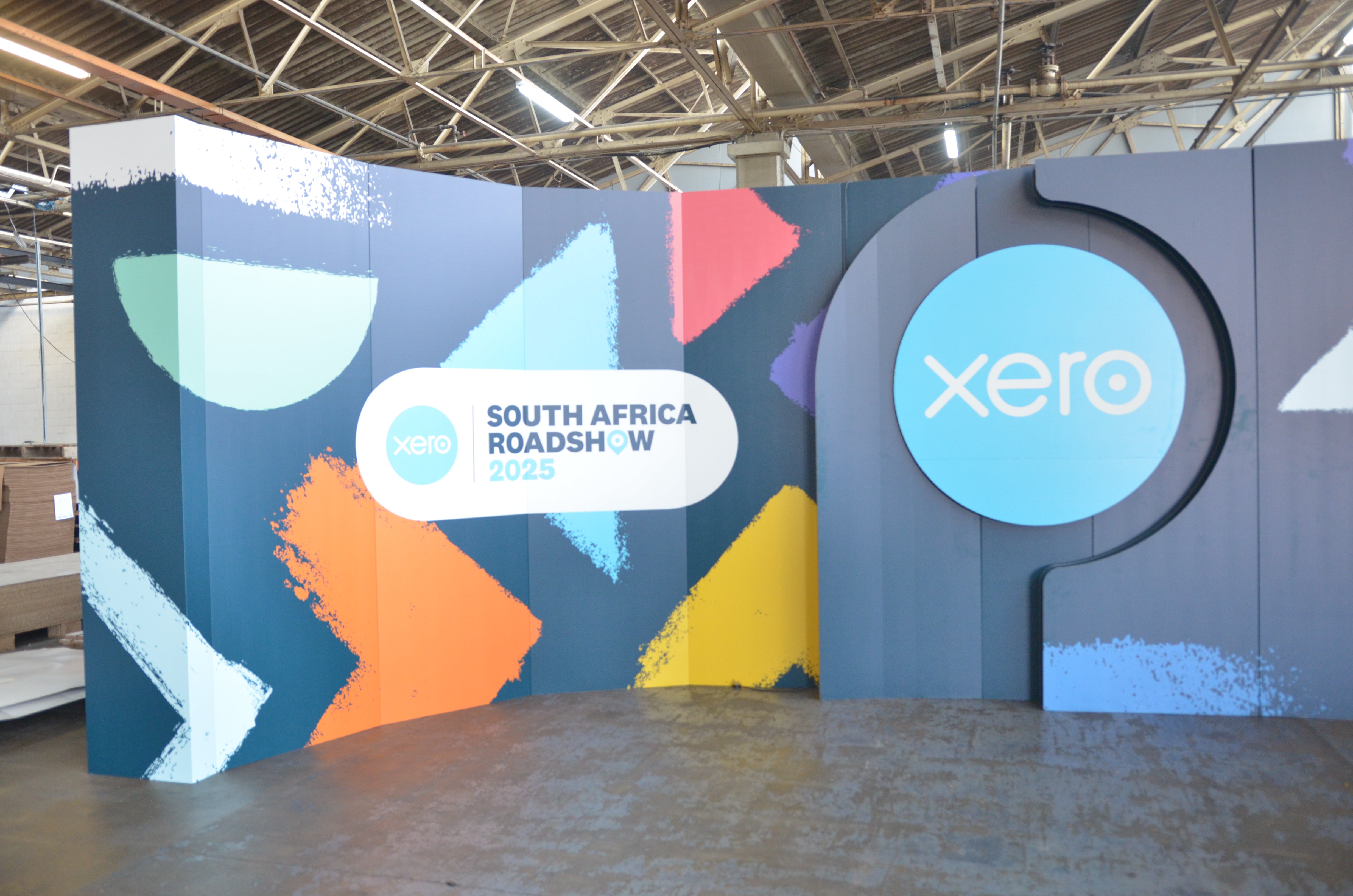 Walthers DBS XERO Roadshow Stage Walls