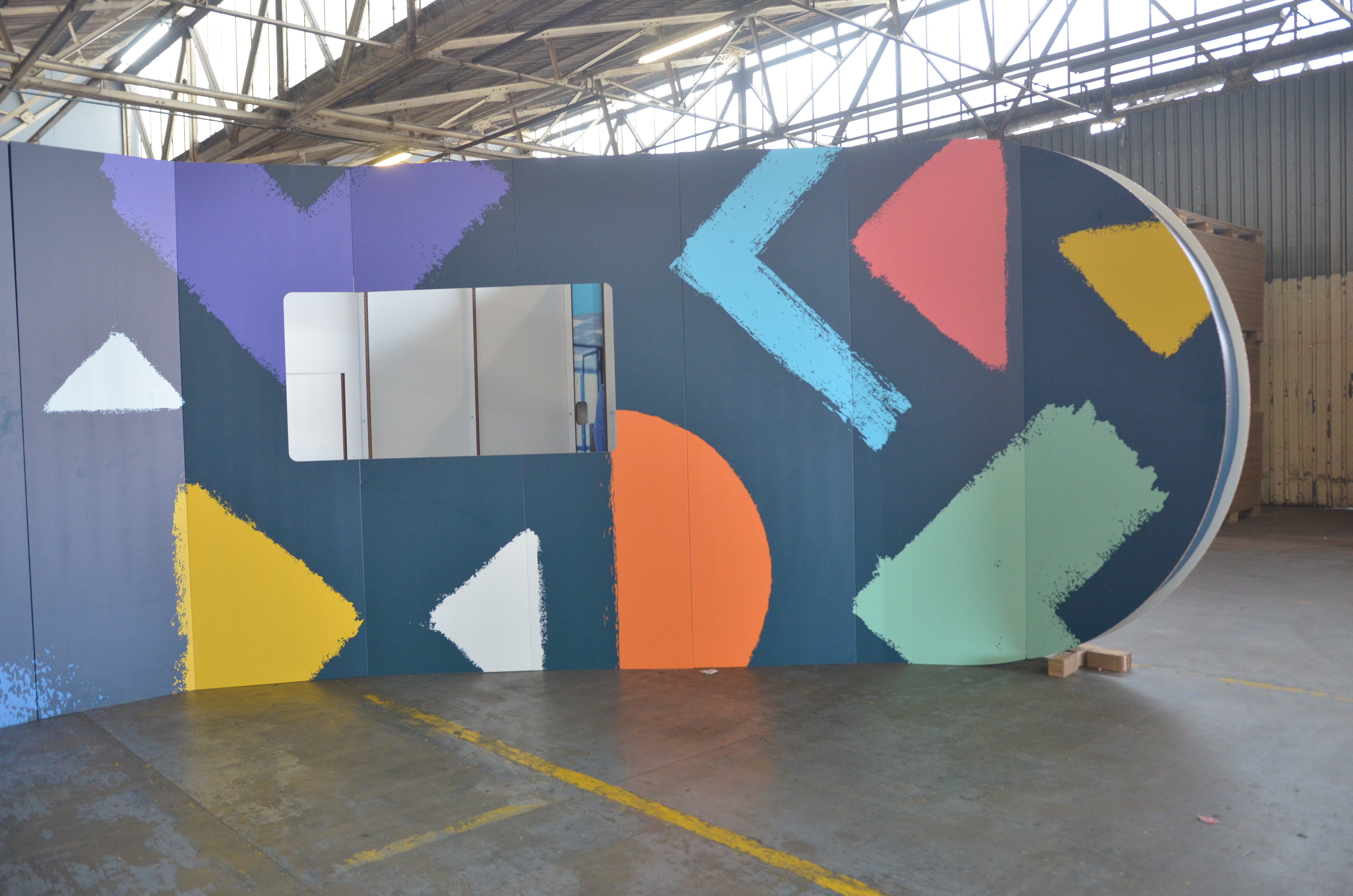 Walthers DBS XERO Roadshow Stage Walls