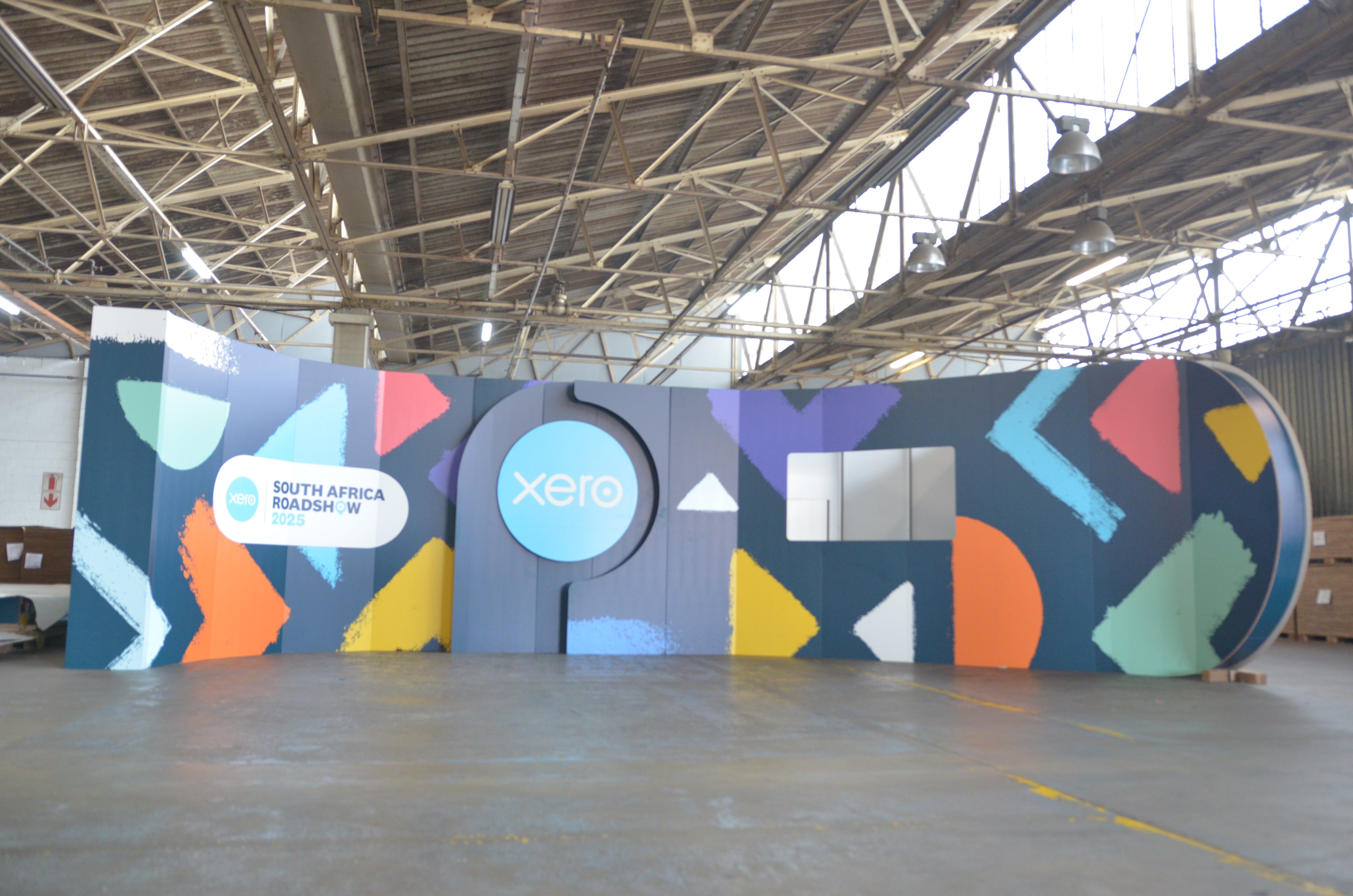 Walthers DBS XERO Roadshow Stage Walls